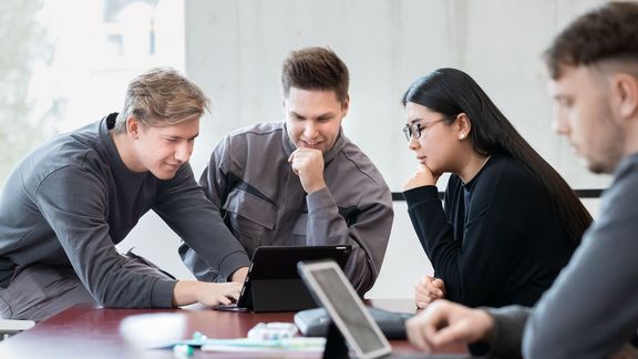 Mehrere Personen lernen gemeinsam an Tablets