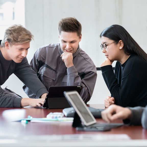 Mehrere Personen lernen gemeinsam an Tablets