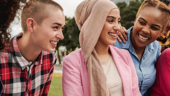 Soziale Herkunft in der beruflichen Bildung Eine Gruppe junger Menschen verschiedener Kulturhintergründe