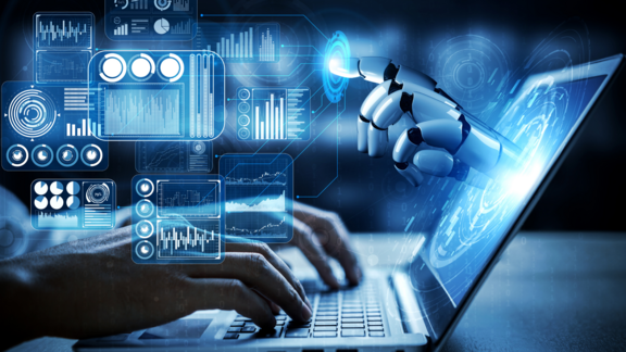 Ein Laptop aus dem eine Roboterhand herausragt als Symbol für Künstliche Intelligenz.