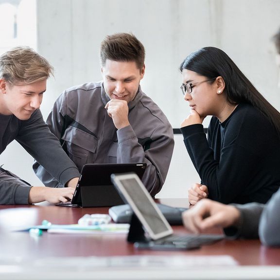 Mehrere Personen lernen gemeinsam an Tablets
