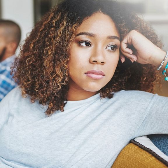 Zwischen Mitgefühl und Grenzen: s früh erkennen und richtig handeln Eine traurige junge Frau schaut aus dem Fenster