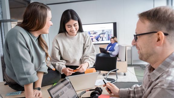 Zwei Frauen arbeiten gemeinsam am Laptop im Büro
