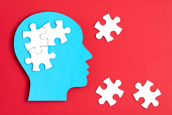 Kopf mit Puzzleteilen