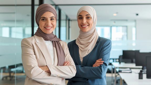 2 muslimische Powerfrauen wirken selbstsicher