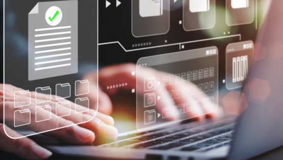 Menschliche arbeiten an einem Laptop und man sieht Hologramme des Inhalts.