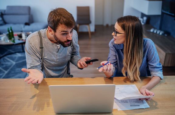 Recruiting-Fails und was wir besser machen können Ein Mann und eine Frau diskutieren nach einem Misserfolg in einem Büro