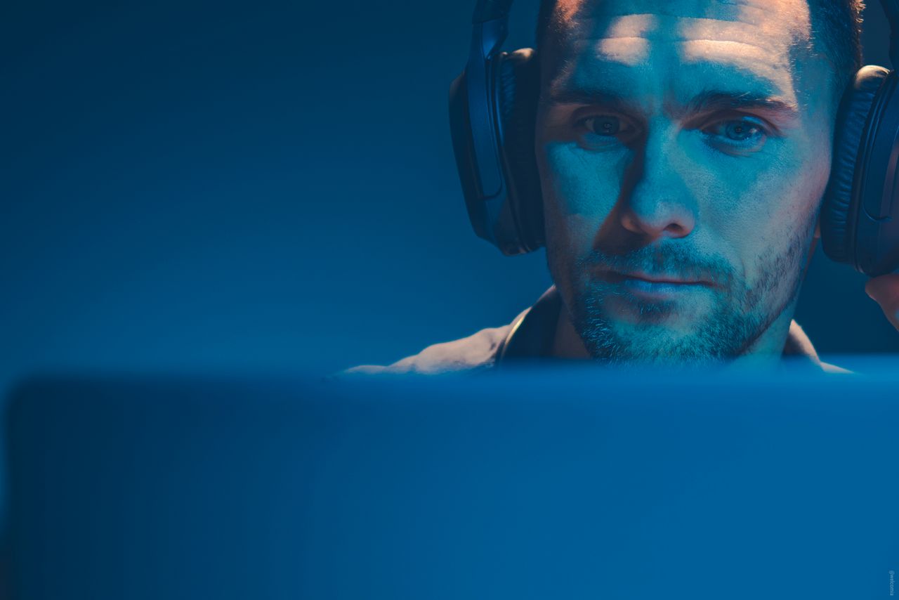 Ein junger Mann mit Headset macht einen Podcast 