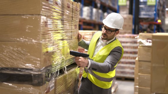 Menschen (aleksandarlittlewolf, 2022, freepik.com) male-warehouse-worker-using-bar-code-scanner-to-analyze-newly-arrived-goods-for-further-placement-in-storage-department.jpg