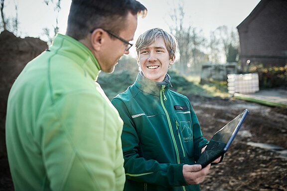 Azubi im Garten- und Landschaftsbau spricht mit seinem Ausbilder