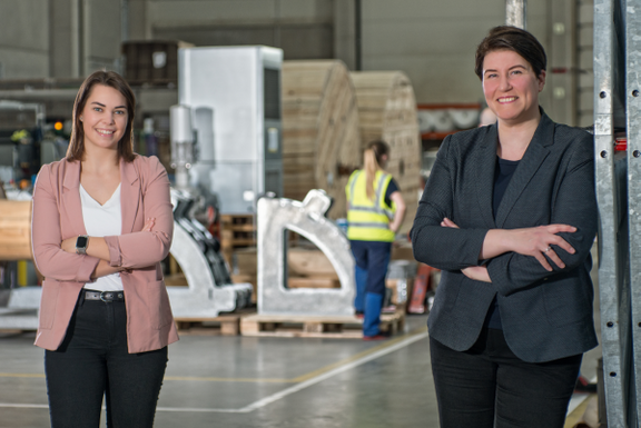 Laura Schmidt (links), Personalreferentin, und Jennifer Gray, Direktor HR, STEMMANN-TECHNIK GmbH Laura Schmidt, Personalreferentin, und Jennifer Gray, Direktor HR, beide Stemman Technik GmbH