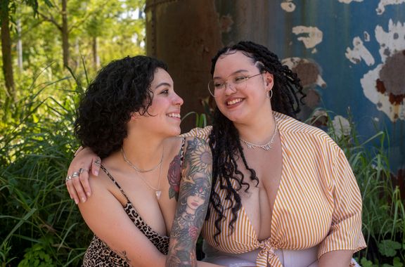 LGBTQ+ am Arbeitsplatz Zwei Frauen schauen sich verliebt an