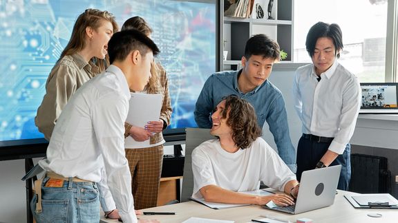 Auszubildende an einem Laptop