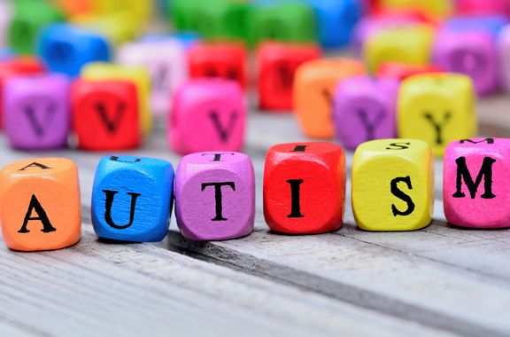 Alle Rainman oder was? Ausbildung von Azubis mit Autismus Holzwürfel mit einzelnen Buchstaben die das Wort Autismus bilden