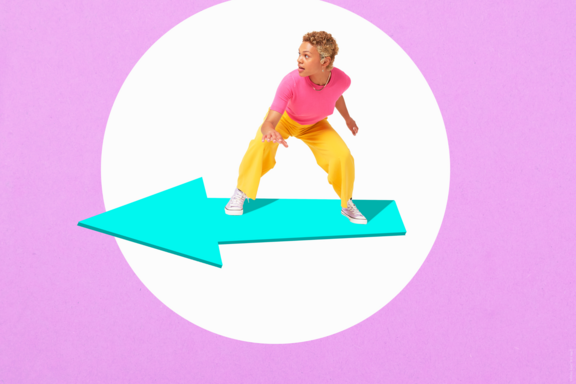 Junge Frau gehockt auf einem türkisfarbenen Pfeil