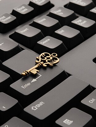 Goldener Schlüssel liegt auf Tastatur