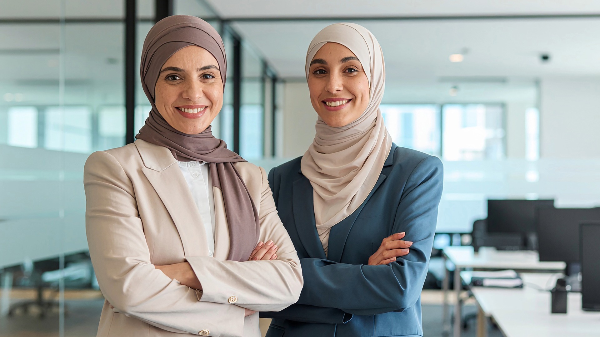 Selbstfürsorge für Ausbildende im Kontext von Vielfalt in der Ausbildung 2 muslimische Powerfrauen wirken selbstsicher